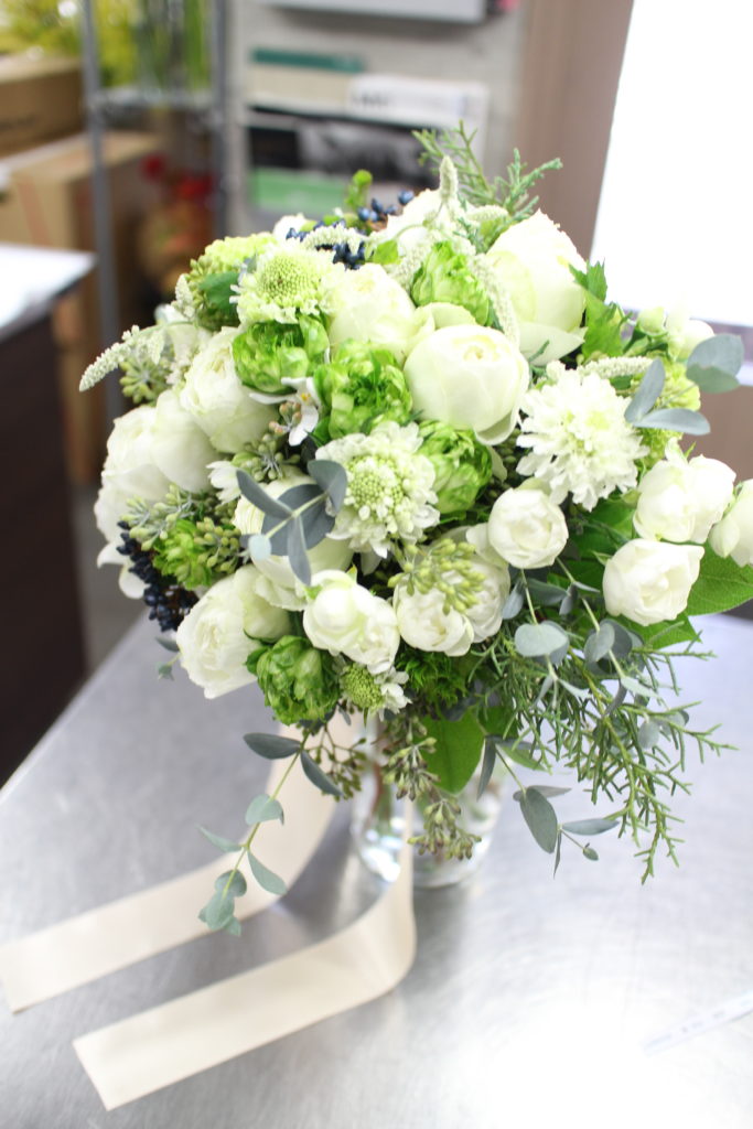 ウェディング 白とグリーンのナチュラルクラッチブーケ 札幌 花屋 花たく Hanataku ウェディング Wedding